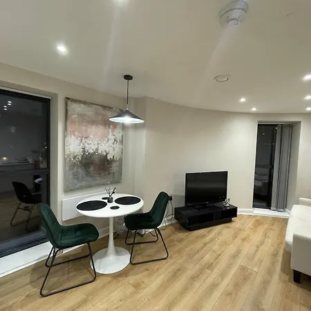 Deluxe In Centre Apartment