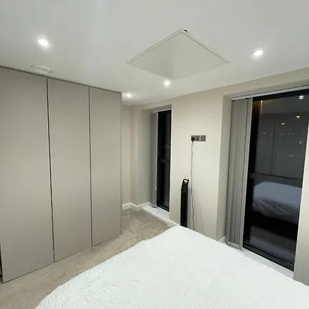 Deluxe In Centre Апартаменты *