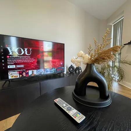 Deluxe In Centre Apartment