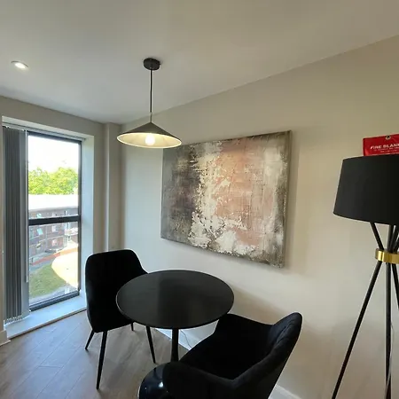 Deluxe In Centre Apartment